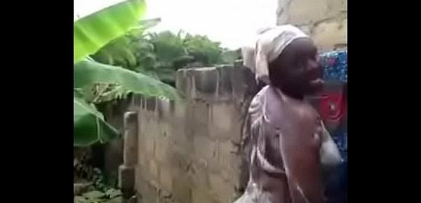  femme africaine se lave devant sa cam